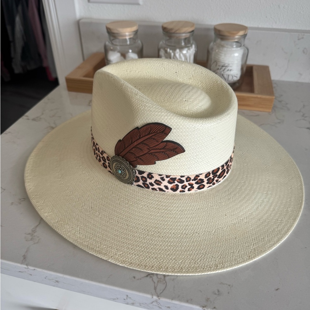 Charlie 1 Horse Hat size Medium 3 3/4 brim. Natural color.